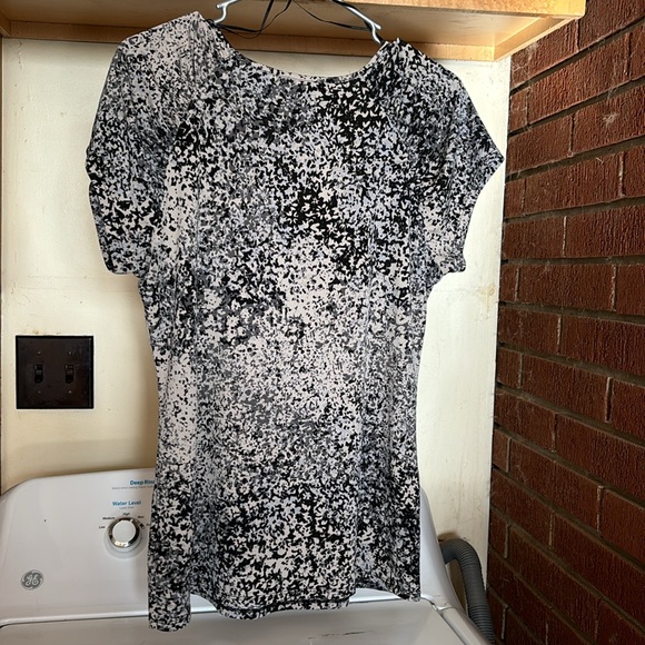 Jaclyn Smith Front Gathered V-Neck Blouse Short Sleeves Paint Splatter Design M - Picture 10 of 16